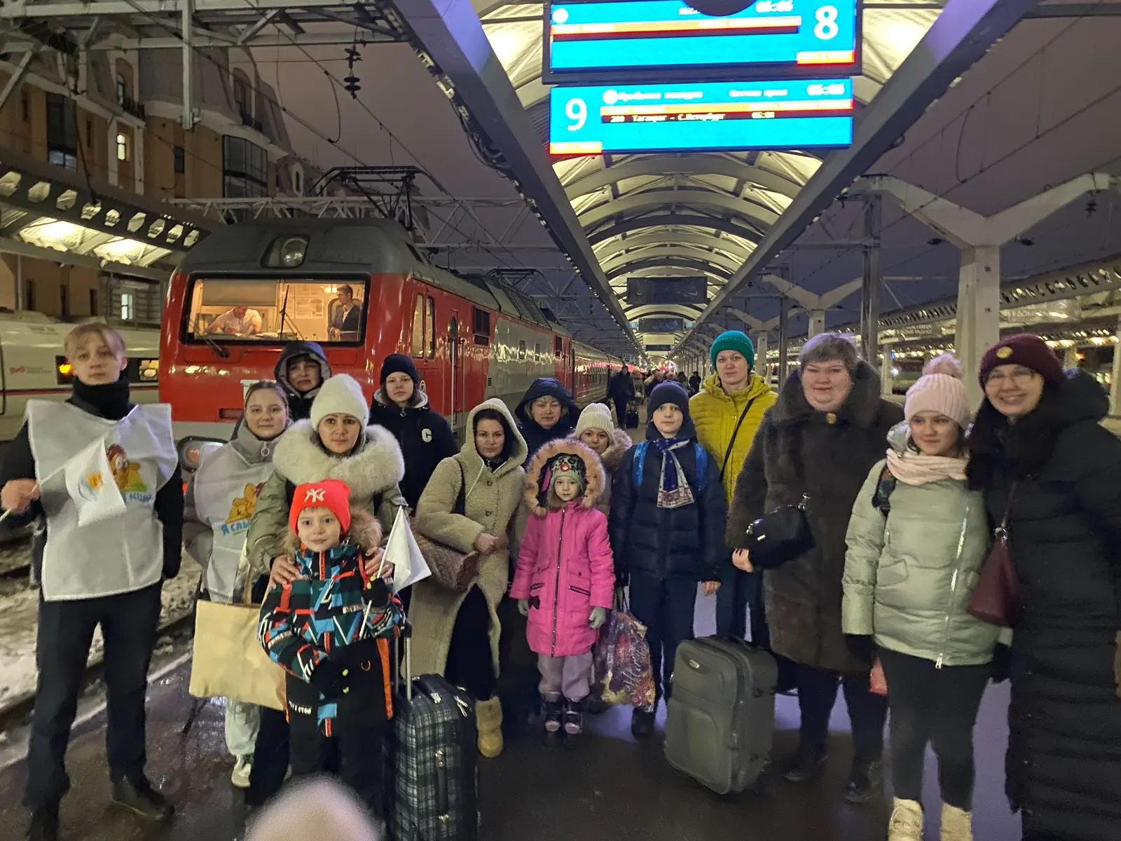 Семьи — участники проекта во время очередной встречи на вокзале
