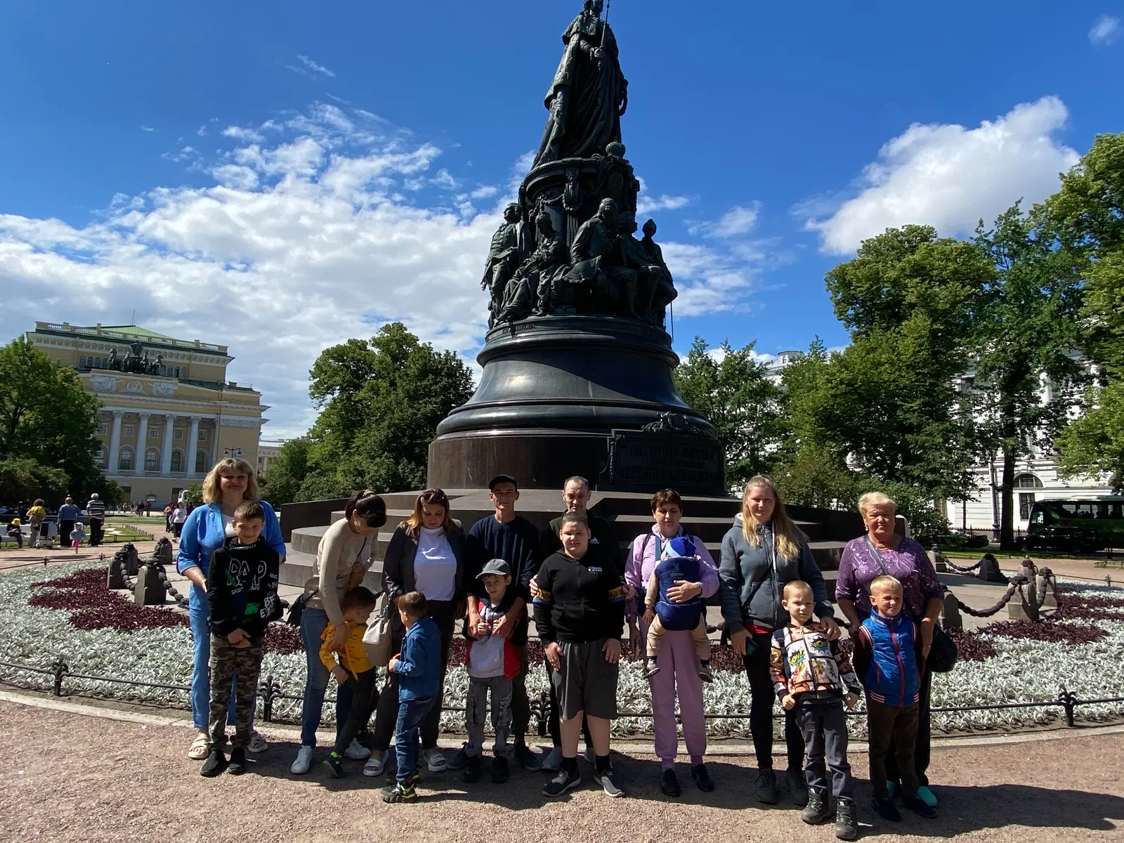 Участники проекта на экскурсии в центре Санкт-Петербурга